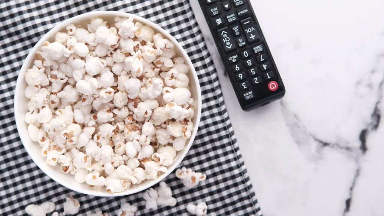 palomitas de maíz y control remoto