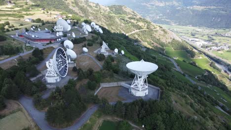 teletransporte y centro de datos en leuck en el valle de valais, antenas parabólicas en el idílico paisaje suizo con paisaje verde