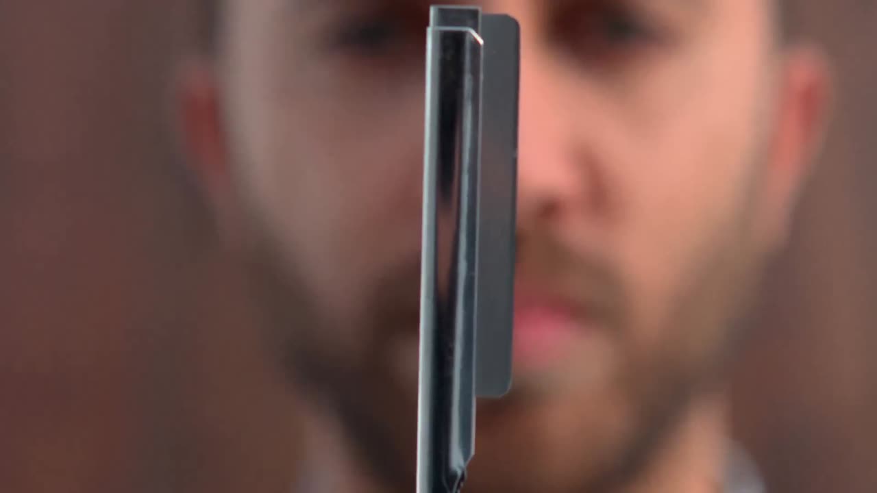 면도기 뒤 에 있는 캐주얼 한 사업가