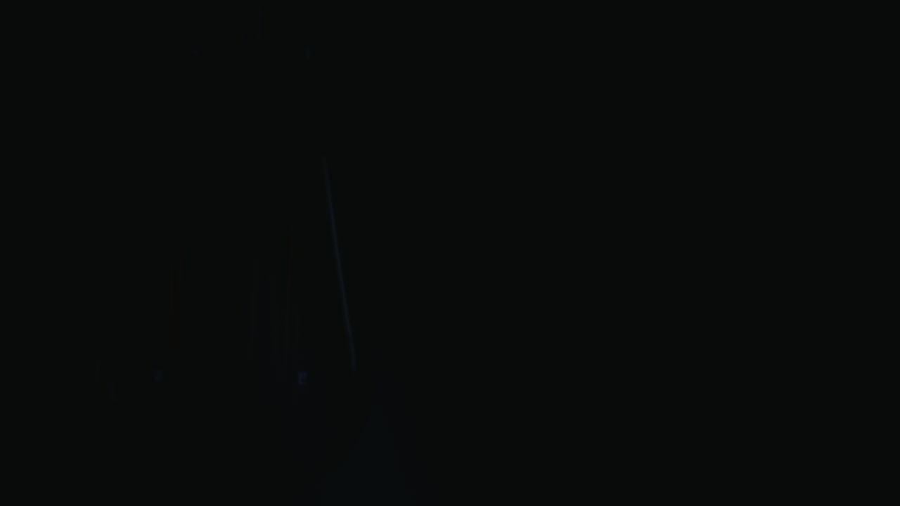 lámpara vintage oblonga edison enciende lentamente un fondo negro prores hq 422 video de 10 bits