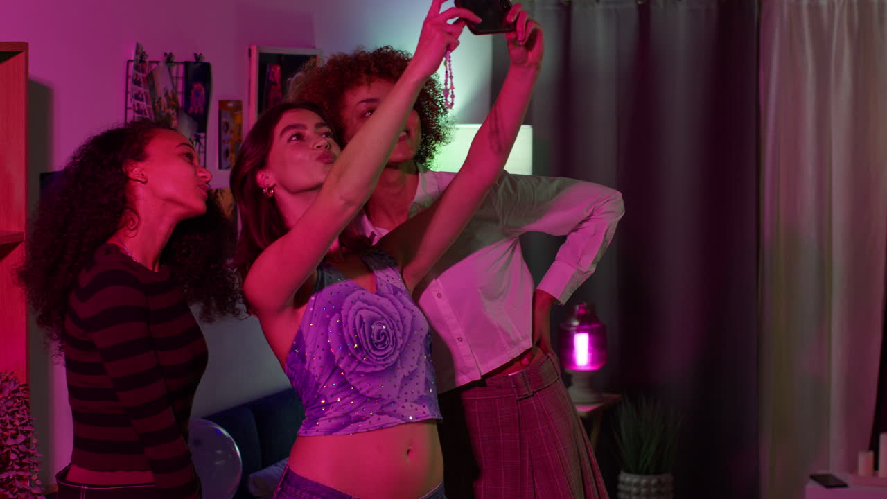 amigos tomando una selfie en una fiesta