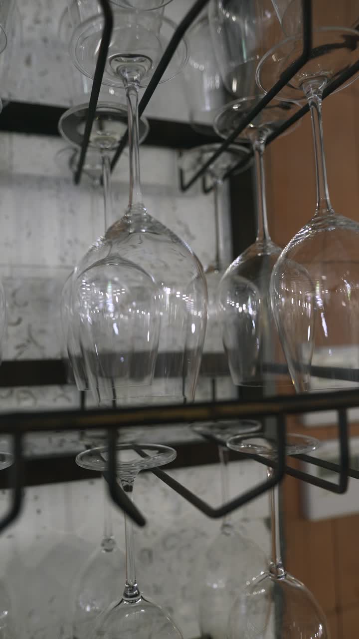 Copas de Vino Vacías en un Estante