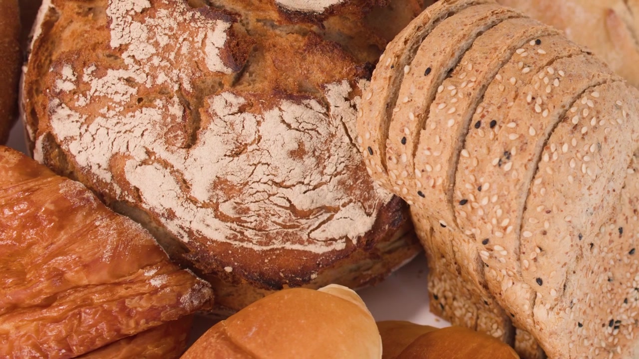 Assortimento di pani artigianali e prodotti da forno appena sfornati