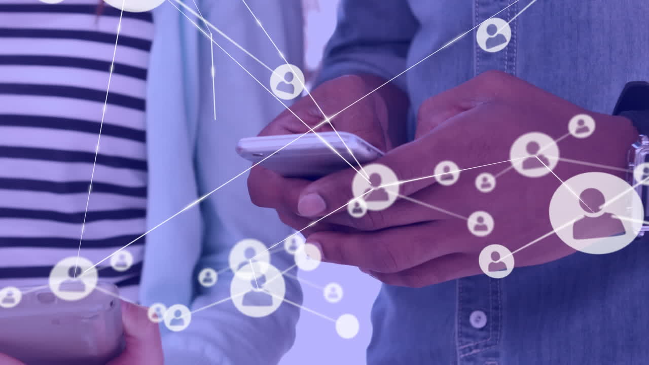 red de conexiones contra la sección media de colegas de oficina que utilizan dispositivos electrónicos