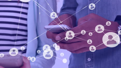 red de conexiones contra la sección media de colegas de oficina que utilizan dispositivos electrónicos
