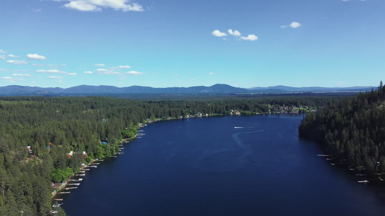 paisaje idílico de los lagos gemelos en el condado de kootenai, idaho - toma aérea de un dron