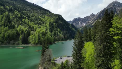 Hermoso-Lago-Obersee-Ubicado-En-Una-Exuberante-Vegetación-De-árboles-Alpinos,-Montañas