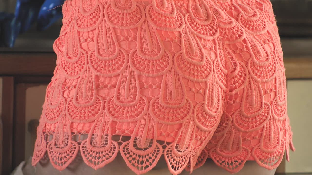 chica sexy lava platos con guantes azules