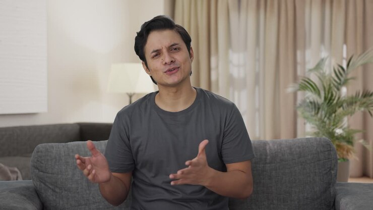 hombre indio feliz hablando con la cámara