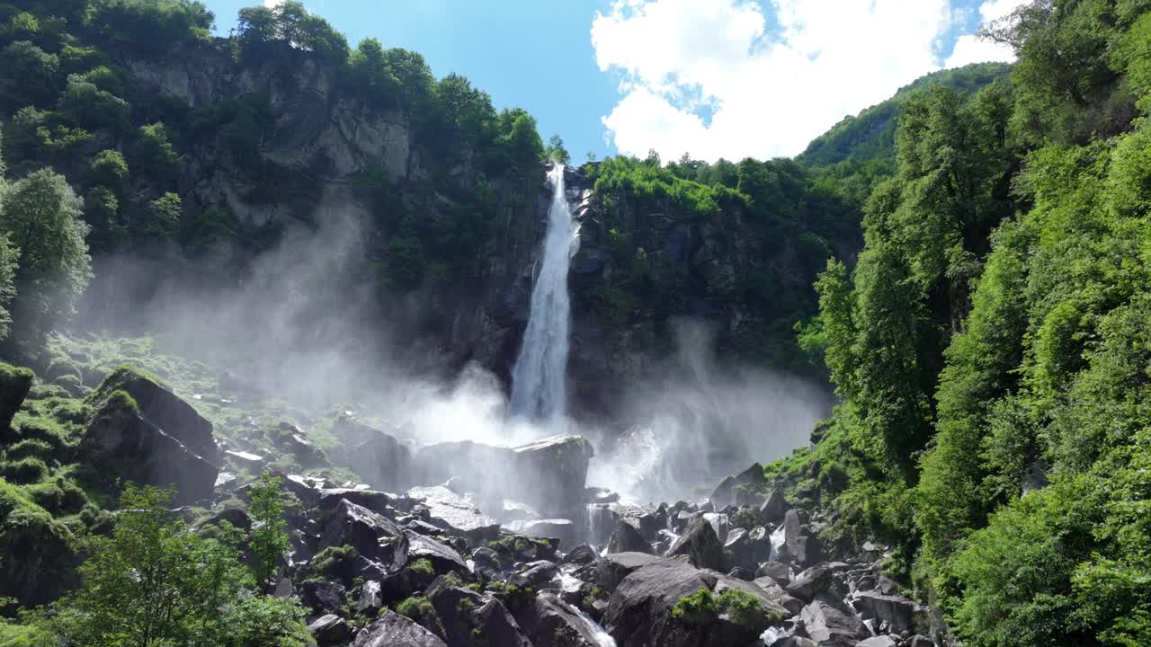 vista de la cascada de foroglio ubicada en el valle de bavona