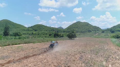 tractor arando en un hermoso paisaje 4k 50 fps filmado en dji pt4