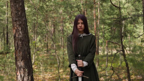 mujer joven de cabello oscuro en el bosque se sumerge