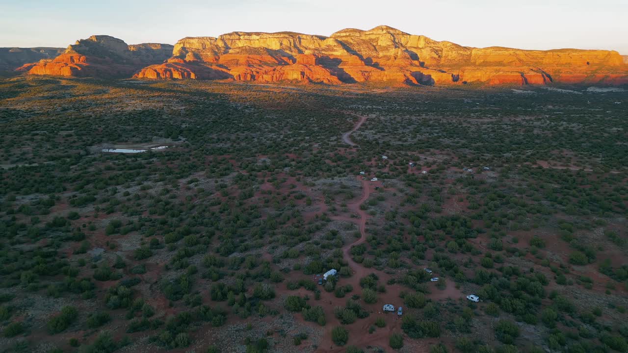 alta vista aérea del campamento disperso que se aproxima en sedona mientras se pone el sol