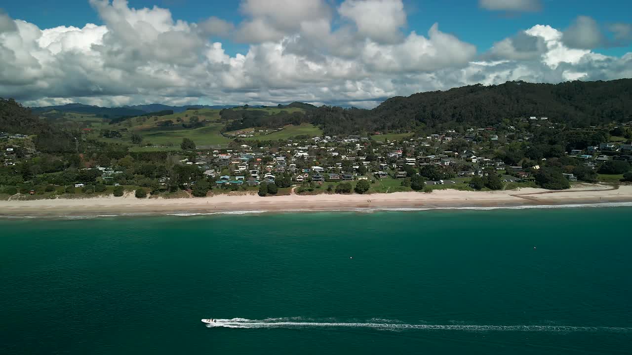 하얀 모래 해변을 따라 영화처럼 추적하는 스피드 보트
