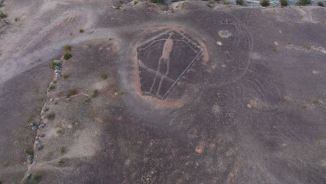 Toma-Aérea-Alejándose-Lentamente-De-Blythe-Intaglios,-Un-Antiguo-Geoglifo-En-El-Desierto-De-Sonora.