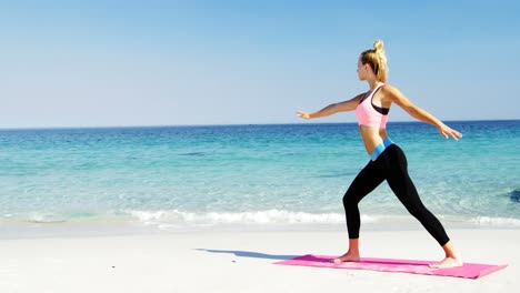 Fitte-Frau-Macht-Dehnübungen-Am-Strand