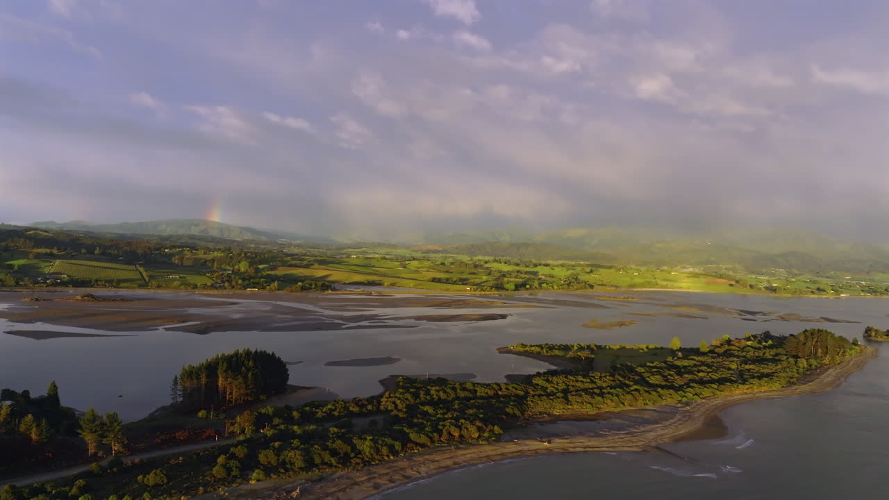 аэропортный снимок береговой линии тасмании и дождевых облаков над горами возле мотуэки, новая зеландия