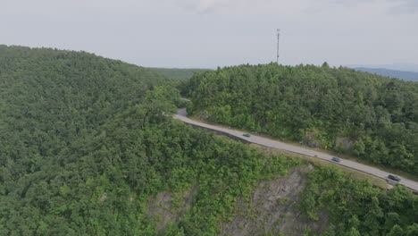 Langsamer-Luftüberflug-Einer-Gebirgigen,-Kurvigen-Straße-Zwischen-Den-Dunstigen-Grünen-Bergen-Und-Tälern-Von-Südvirginia