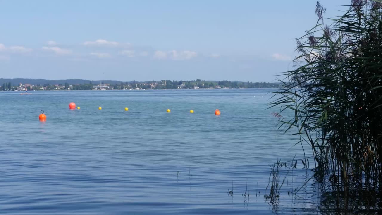 해안에서 호수 콘스턴스의 전망, 물에 떠 있는 부표