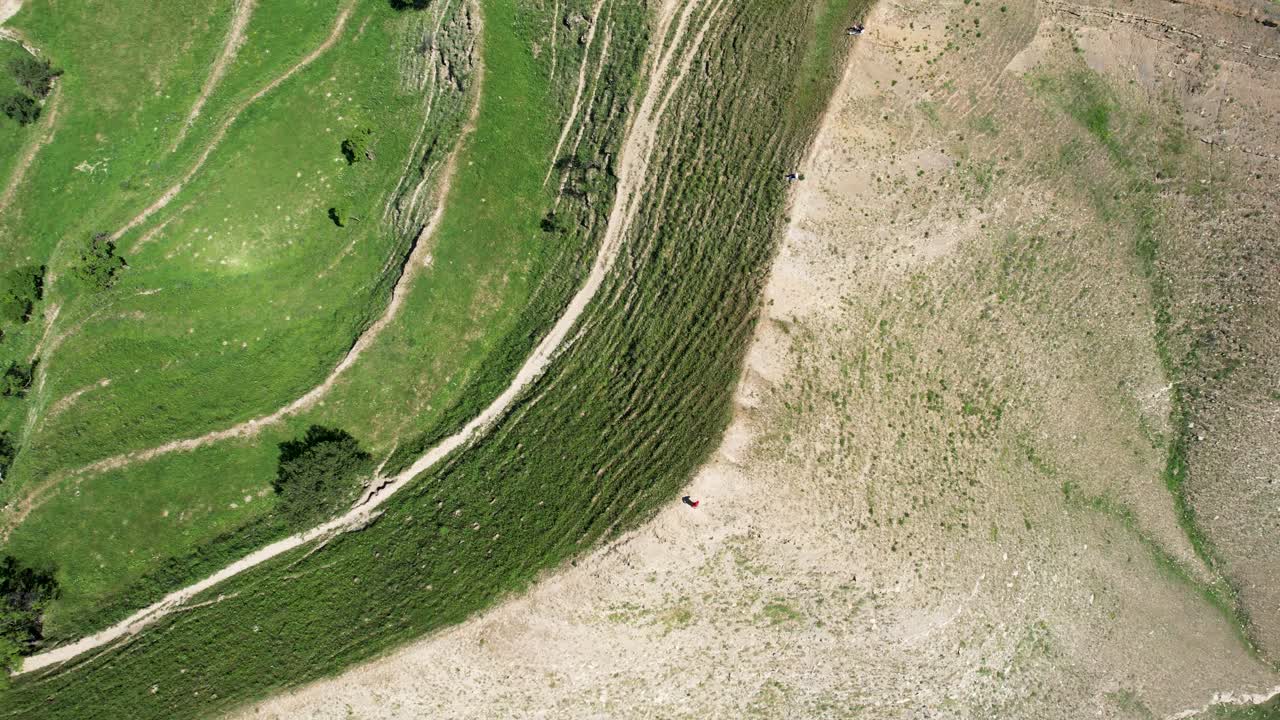 vista aérea de colinas y campos en terrazas