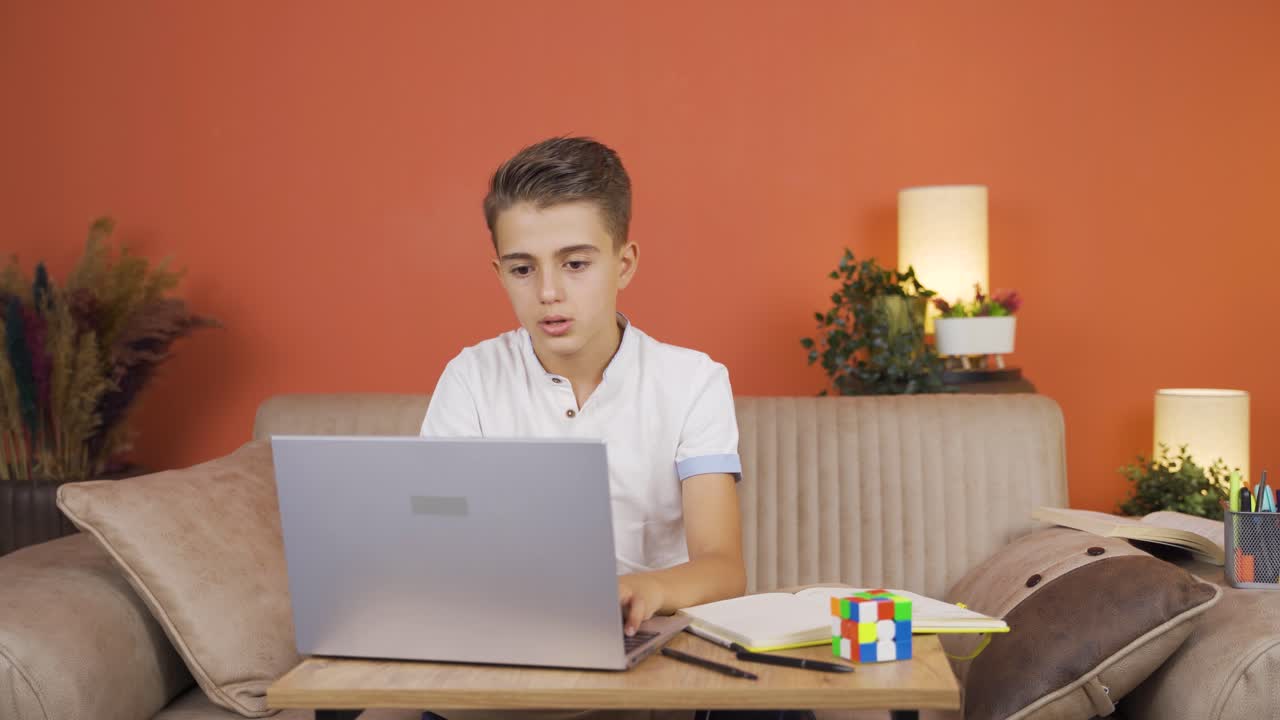 un chico asocial y adicto a la tecnología.