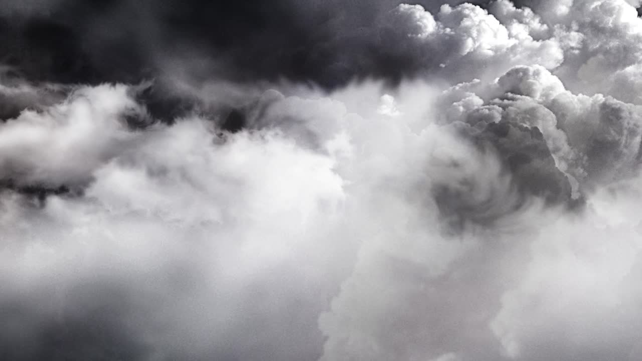 una tormenta que ocurrió en el cielo oscuro 4k