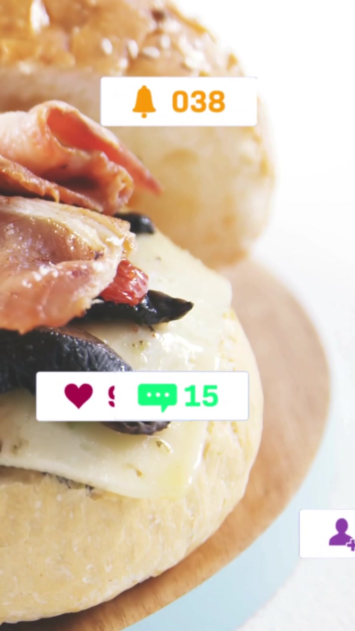 Video verticale: Telecamera che mette a fuoco un panino mentre i badge scorrono, con un cursore che rivela i conteggi mostrando il fermento.