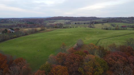 Un-Dron-Disparó-Sobre-Una-Majestuosa-Granja-En-Otoño