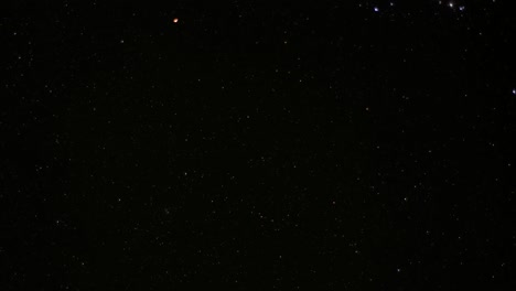 el cielo nocturno es un escaparate de estrellas y constelaciones centelleantes, especialmente cuando no hay luces artificiales compitiendo