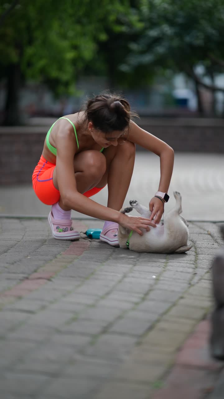 mujer jugando con su perro en el parque