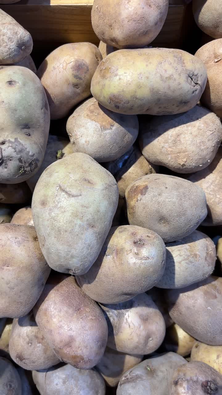Vista de Perto de Batatas Frescas em um Cesto de Mercado