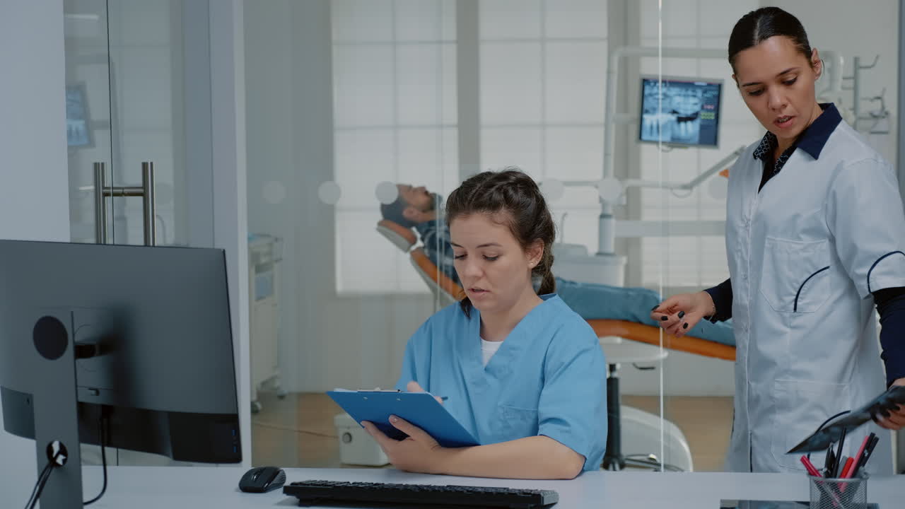 equipo profesional de dentistas y enfermeras que trabajan en el cuidado dental del paciente