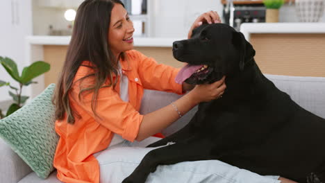 mujer feliz relajarse con su perro en el sofá para mental