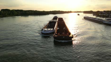 Tráfico-De-Barcos-En-El-Río-Ancho-Al-Atardecer