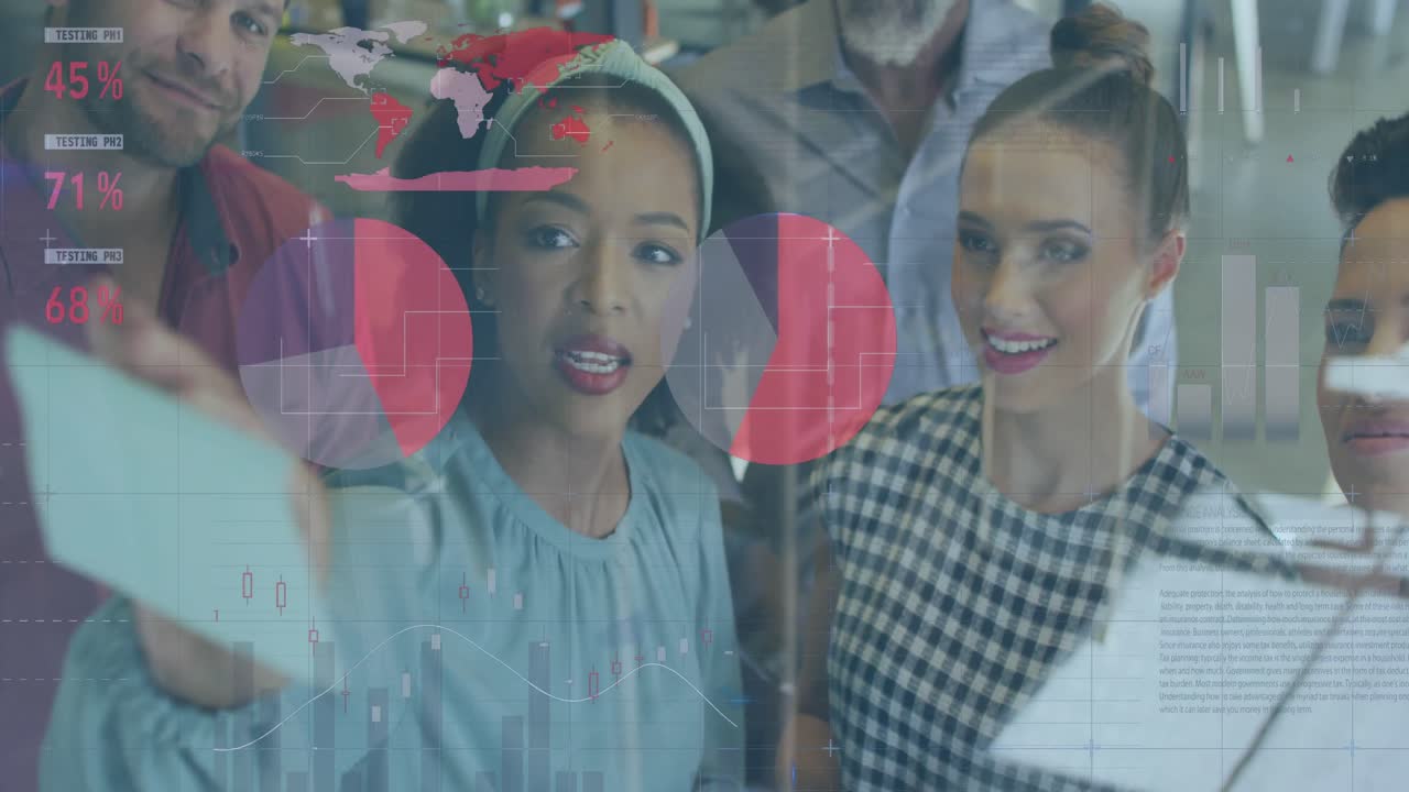 animación del procesamiento de datos financieros sobre diversas personas de negocios que se reúnen en la oficina