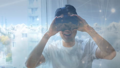 hombre con un auricular de realidad virtual sonriendo 4k