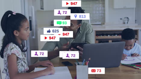 Animación-De-Notificaciones-De-Redes-Sociales-Sobre-Una-Familia-Trabajando-Junta-En-La-Mesa-De-La-Cocina