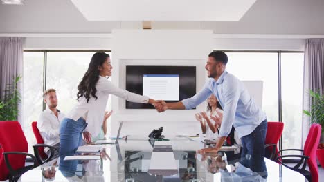 Hombre-De-Negocios-Estrechando-La-Mano-De-Una-Mujer-De-Negocios-En-La-Sala-De-Reuniones-De-Una-Oficina-Moderna-En-Cámara-Lenta