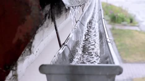 Agua-De-Lluvia-Desde-El-Techo-Hacia-El-Sistema-De-Drenaje,-No-Hay-Gente-Atrapada-Imagen-Foto-De-Archivo