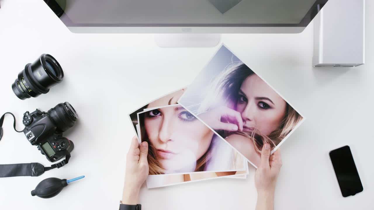 vista superior fotógrafo diseñador gráfico eligiendo imágenes de belleza trabajando en el escritorio desde arriba - dragón épico rojo