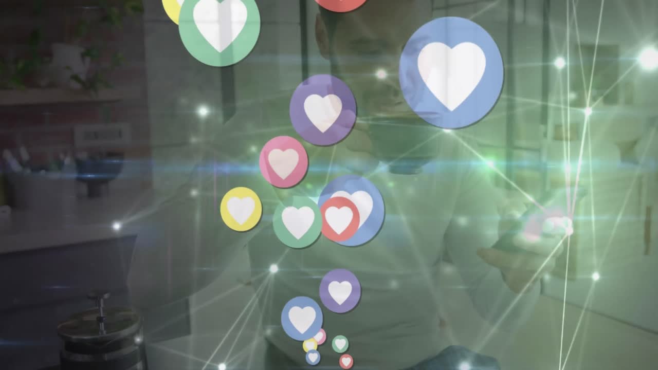 커피를 마시고 집에서 스마트폰을 사용하는 백인 남성 위의 심장 아이콘의 애니메이션