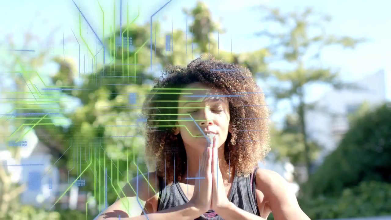 Donna che fa yoga all'aperto con circuiti che appaiono e guidano le mani al petto per la tecnologia del benessere.