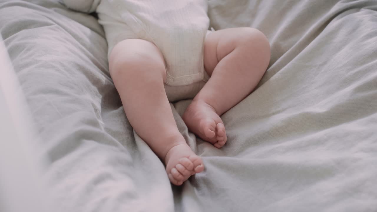 detalhe dos pés de uma criança não reconhecível