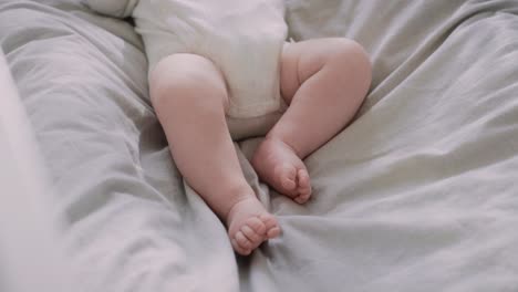 detalle de los pies de un niño pequeño irreconocible