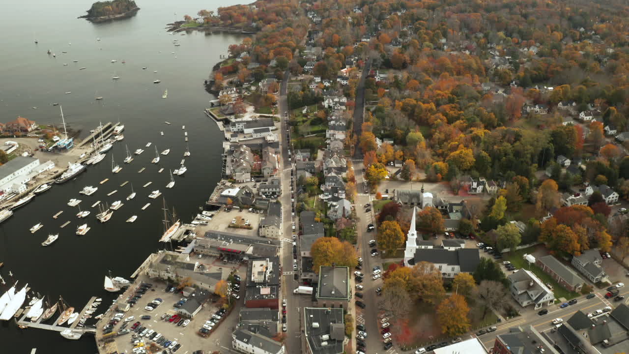 полет над центром камдена и гаванью в направлении леса у побережья