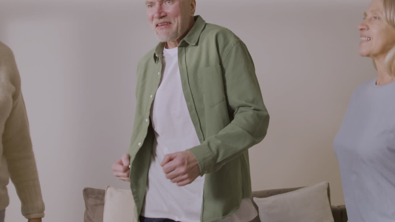 집에서 함께 춤을 추는 행복한 노인 3명 3