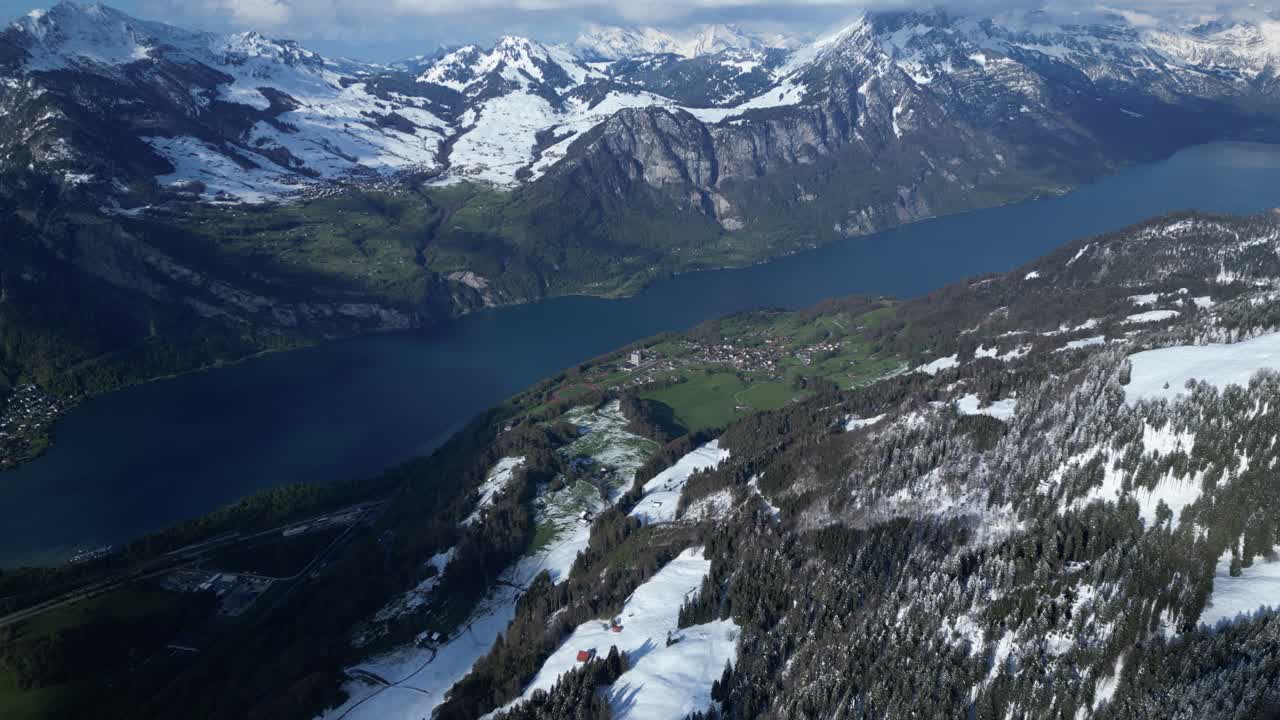 vista aérea de fronalpstock durante el día en glarus, suiza