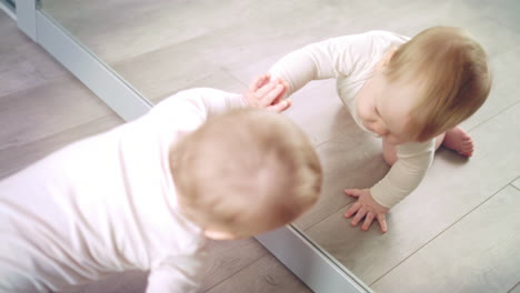 Kleines-Baby,-Das-Mit-Spiegel-Spielt.-Süßes-Kind,-Das-In-Den-Spiegel-Schaut.-Süßes-Kinderspielhaus