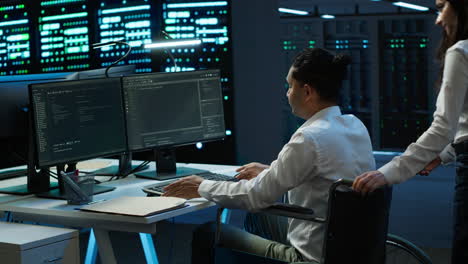 usuario de silla de ruedas que protege el equipo de hardware del centro de datos