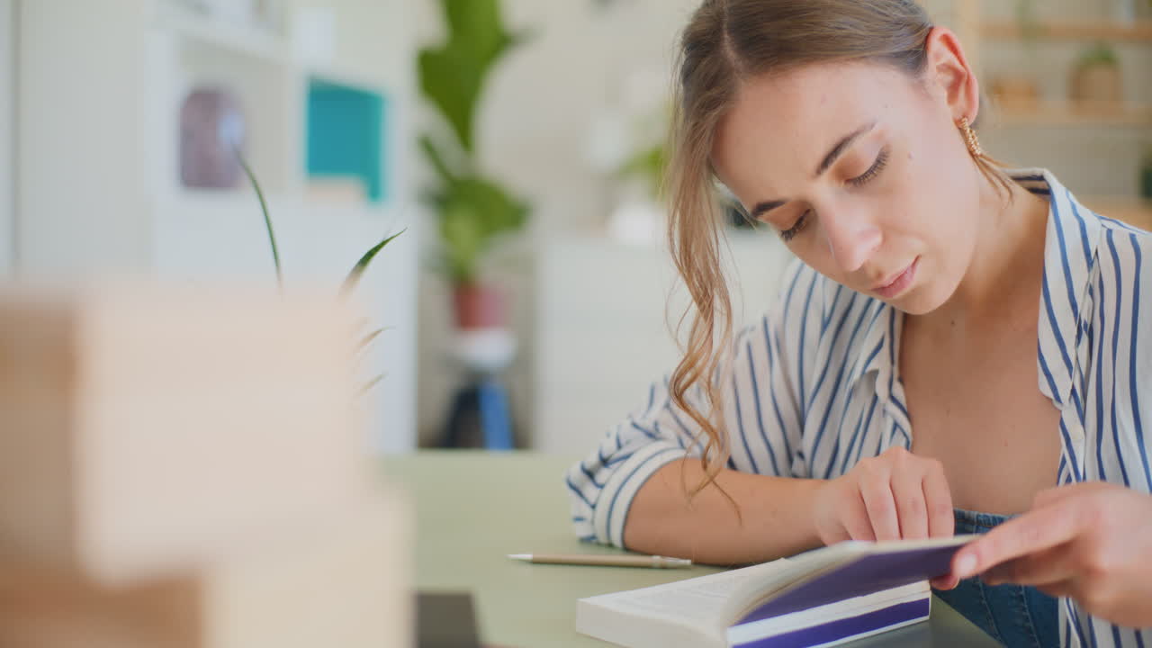 estudiante femenina enfocada en el aprendizaje en el hogar